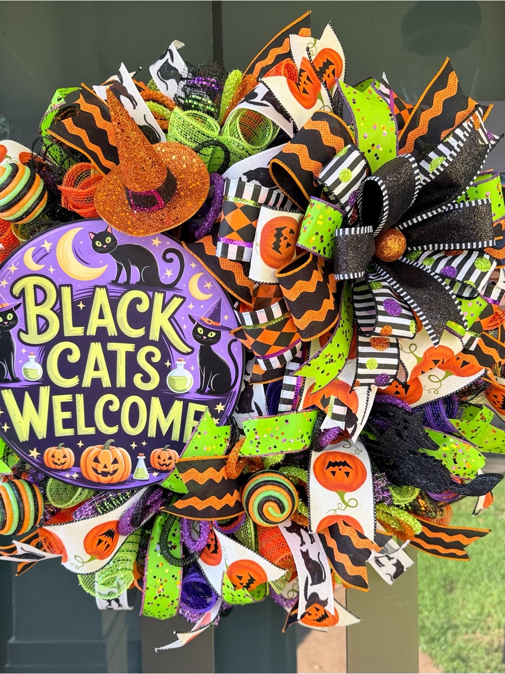 Black Cats Welcome Halloween Wreath – Whimsical Witch Hat 🐈‍⬛